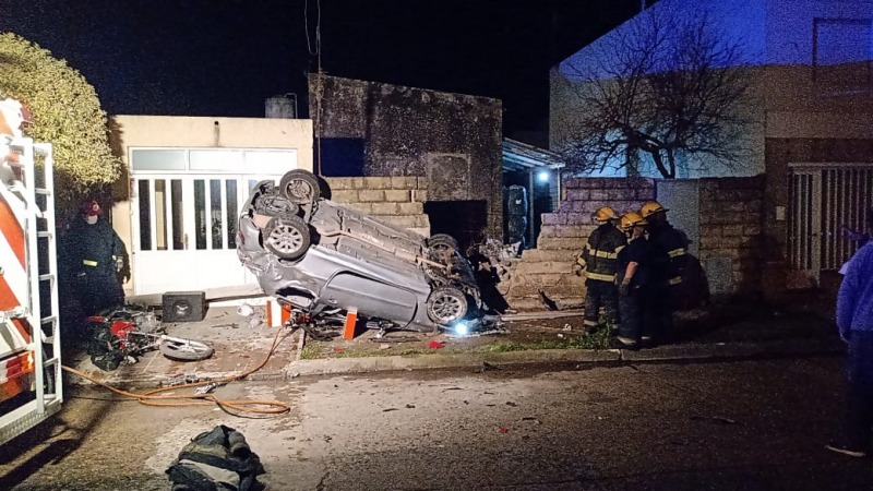 Impresionante: un auto arroll a una moto y volc contra una casa